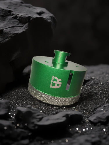 Diamantna krona, visoko kakovostno orodje za natančno vrtanje s številnimi diamantnimi žebljiči ob robu, zasnovana za uporabo pri vrtaju trdnih materialov, kot so keramika, beton ali kamen.