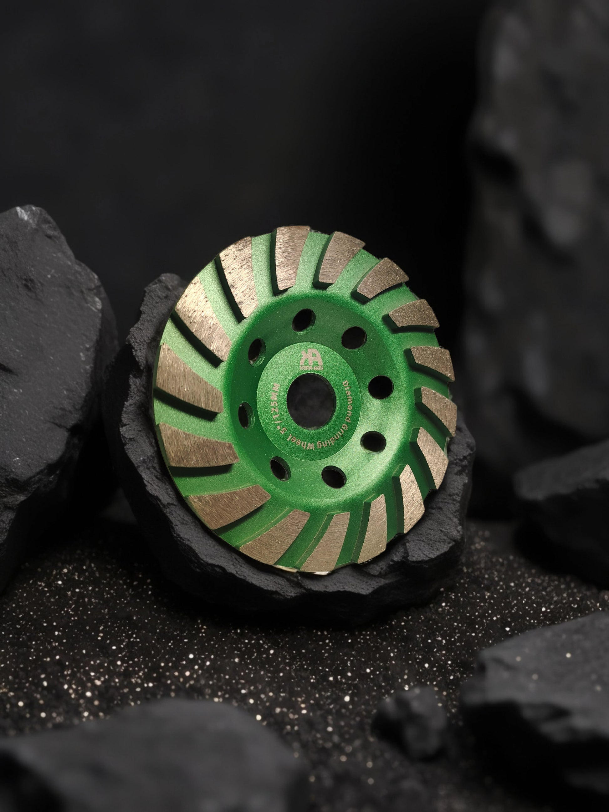 Diamantna brusilka za rezanje –  125 MM / 22,2 MM / 5 MM 40/50 - visokokakovostno orodje za natančno in hitro rezanje trdih materialov, kot so keramika, beton in kamen. Idealna za profesionalce in domače mojstre.