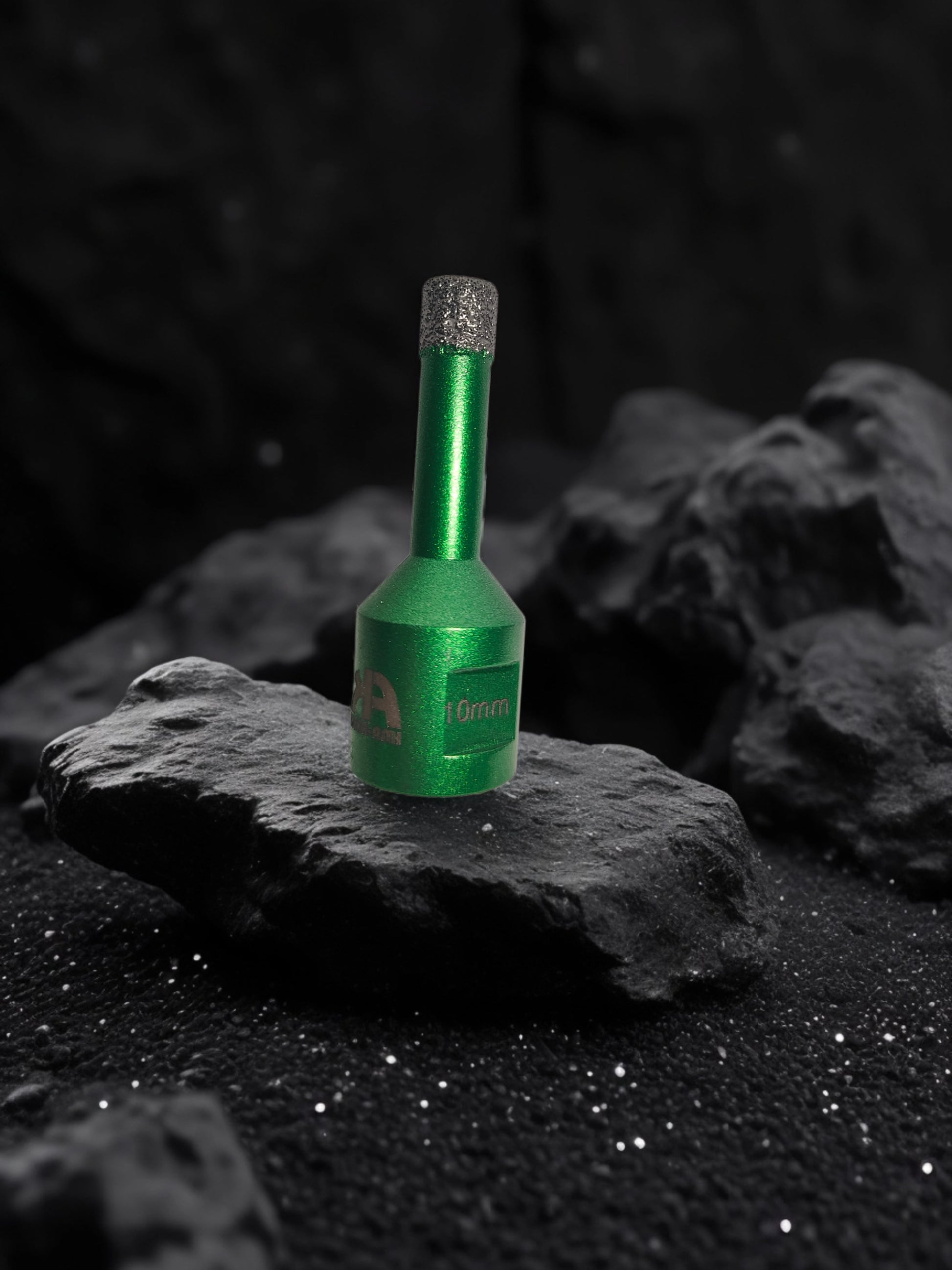 Diamantna krona 10 mm – zmogljiv sveder za natančno vrtanje v beton, keramiko in kamen. Idealna za profesionalno in domačo uporabo.